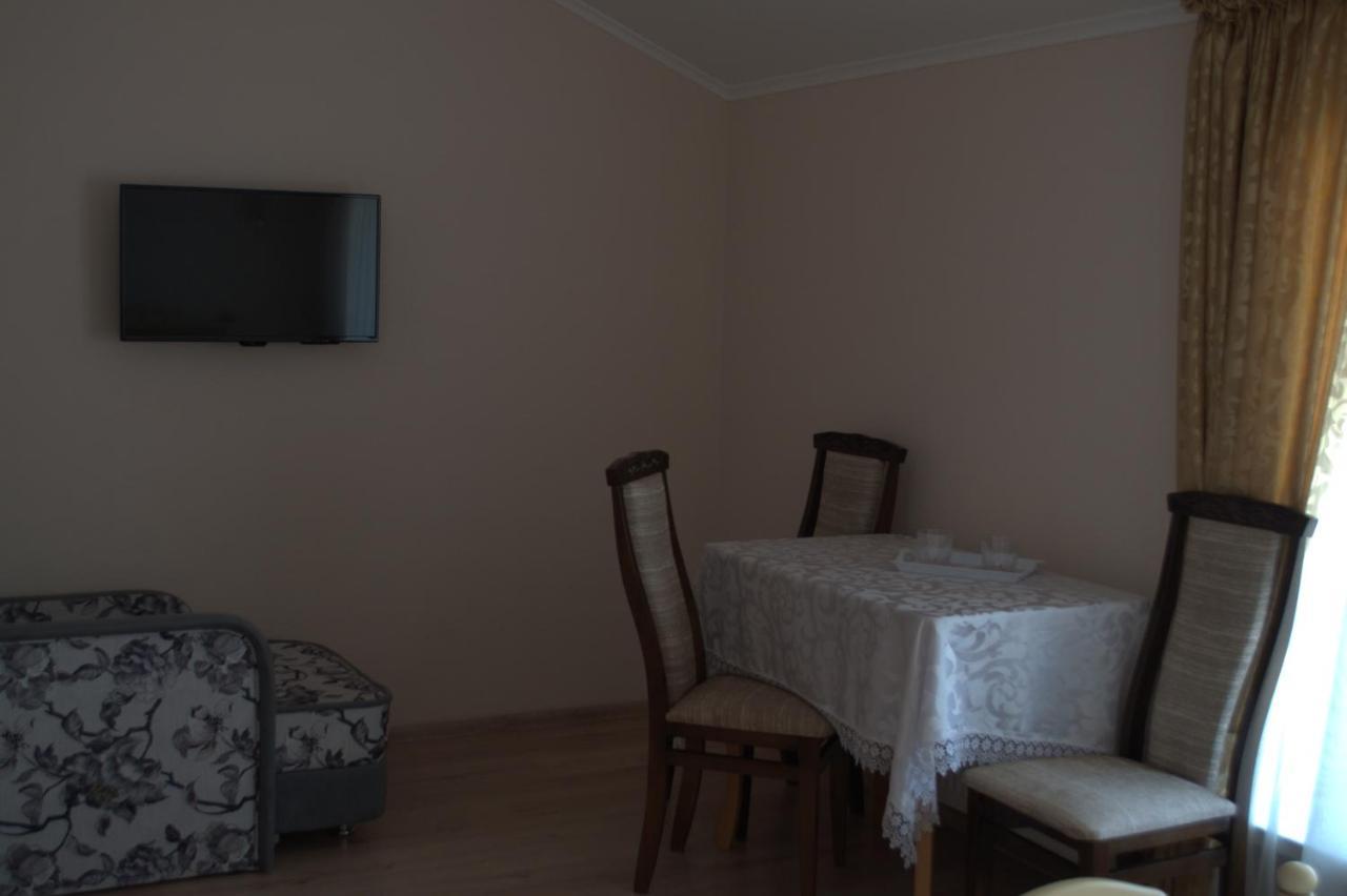 Guest House 12 Mesyatsev Chornomorsk Buitenkant foto