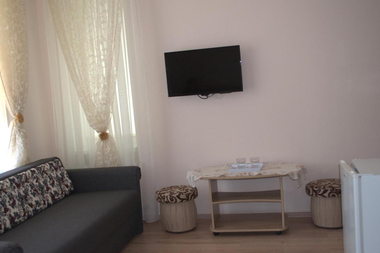 Guest House 12 Mesyatsev Chornomorsk Buitenkant foto