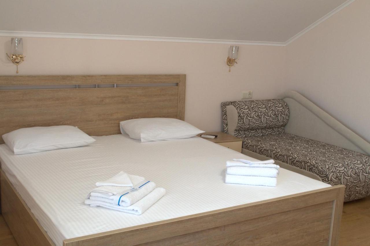 Guest House 12 Mesyatsev Chornomorsk Buitenkant foto