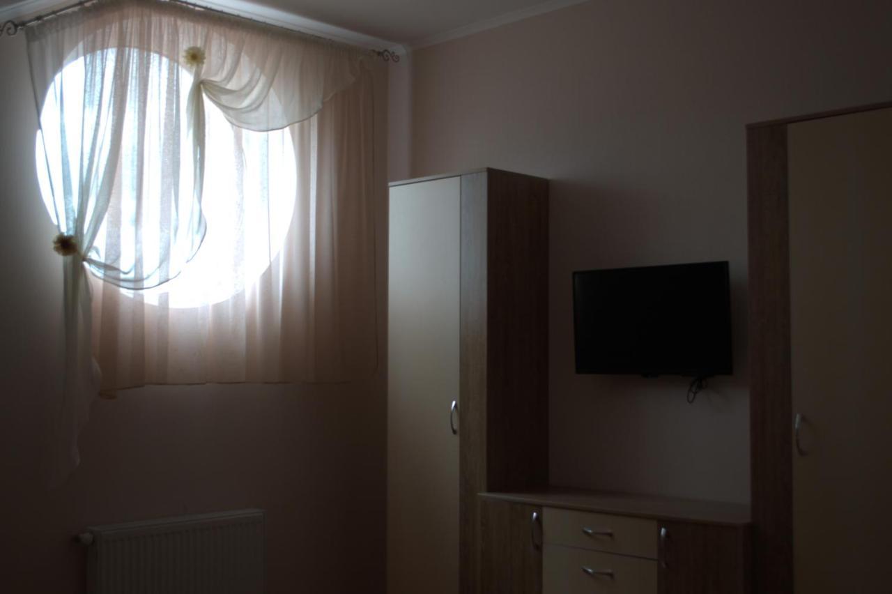 Guest House 12 Mesyatsev Chornomorsk Buitenkant foto