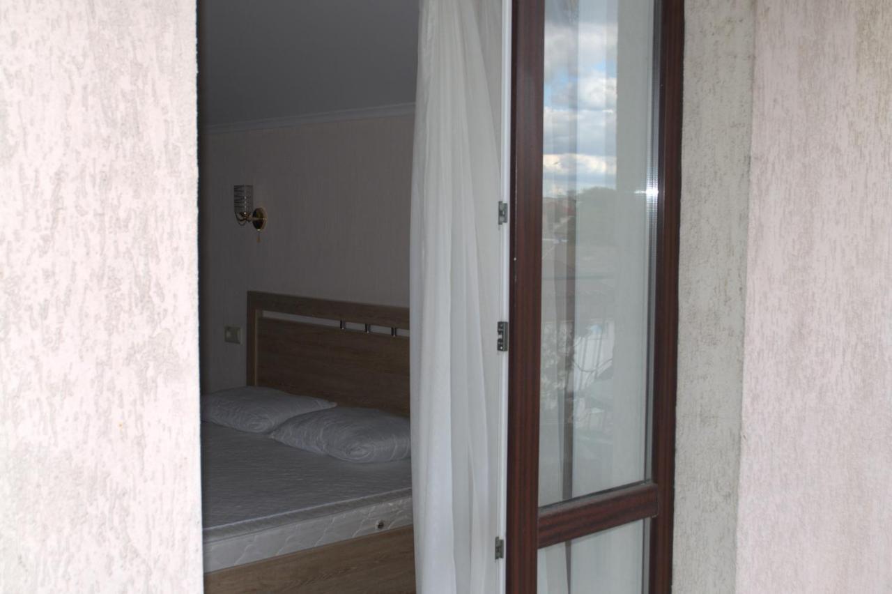 Guest House 12 Mesyatsev Chornomorsk Buitenkant foto