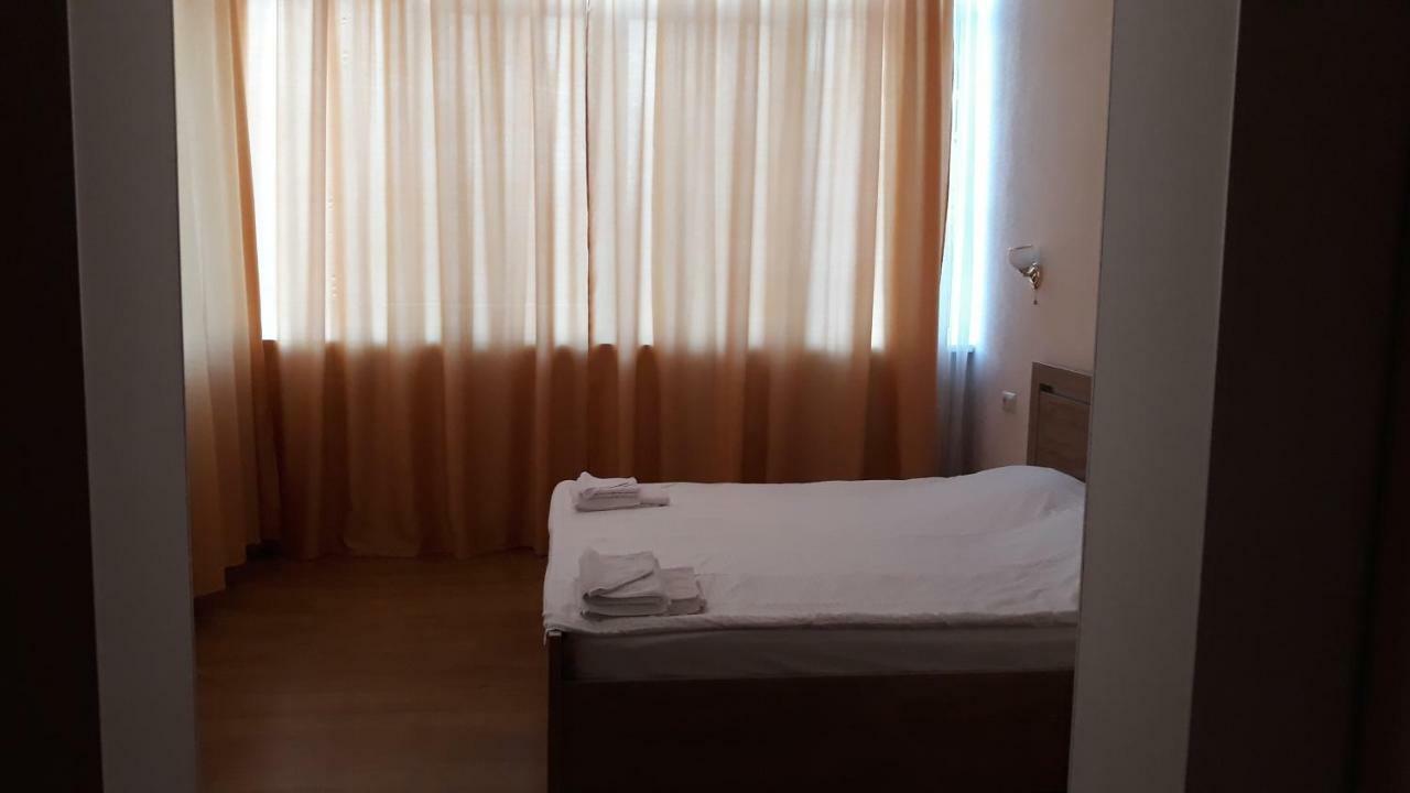 Guest House 12 Mesyatsev Chornomorsk Buitenkant foto