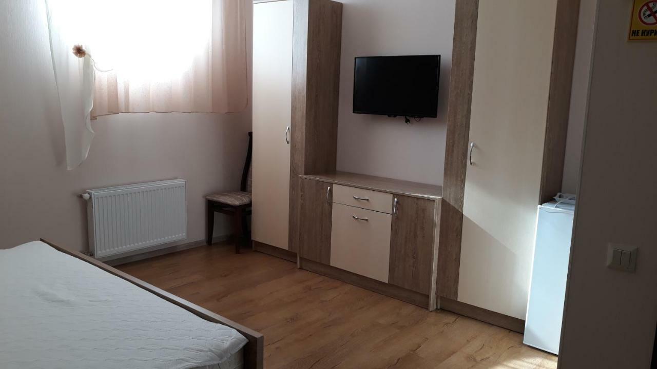 Guest House 12 Mesyatsev Chornomorsk Buitenkant foto